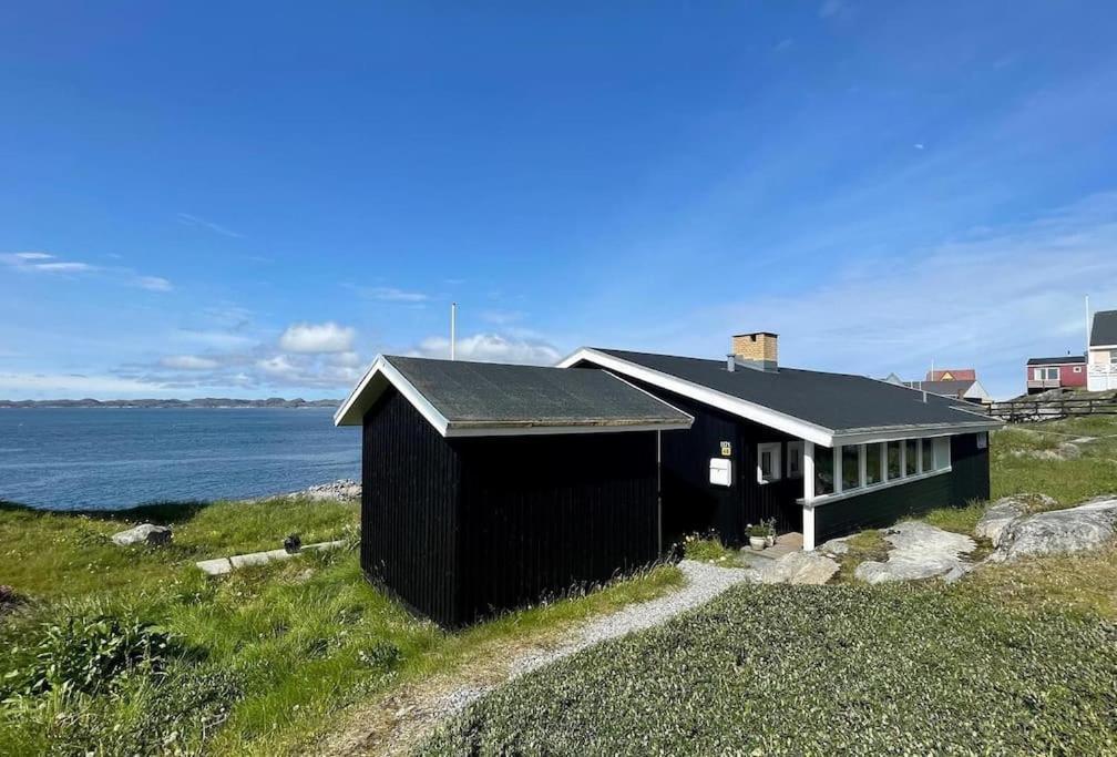 Vila The Black House Tuapannguit 48 Nuuk Exteriér fotografie